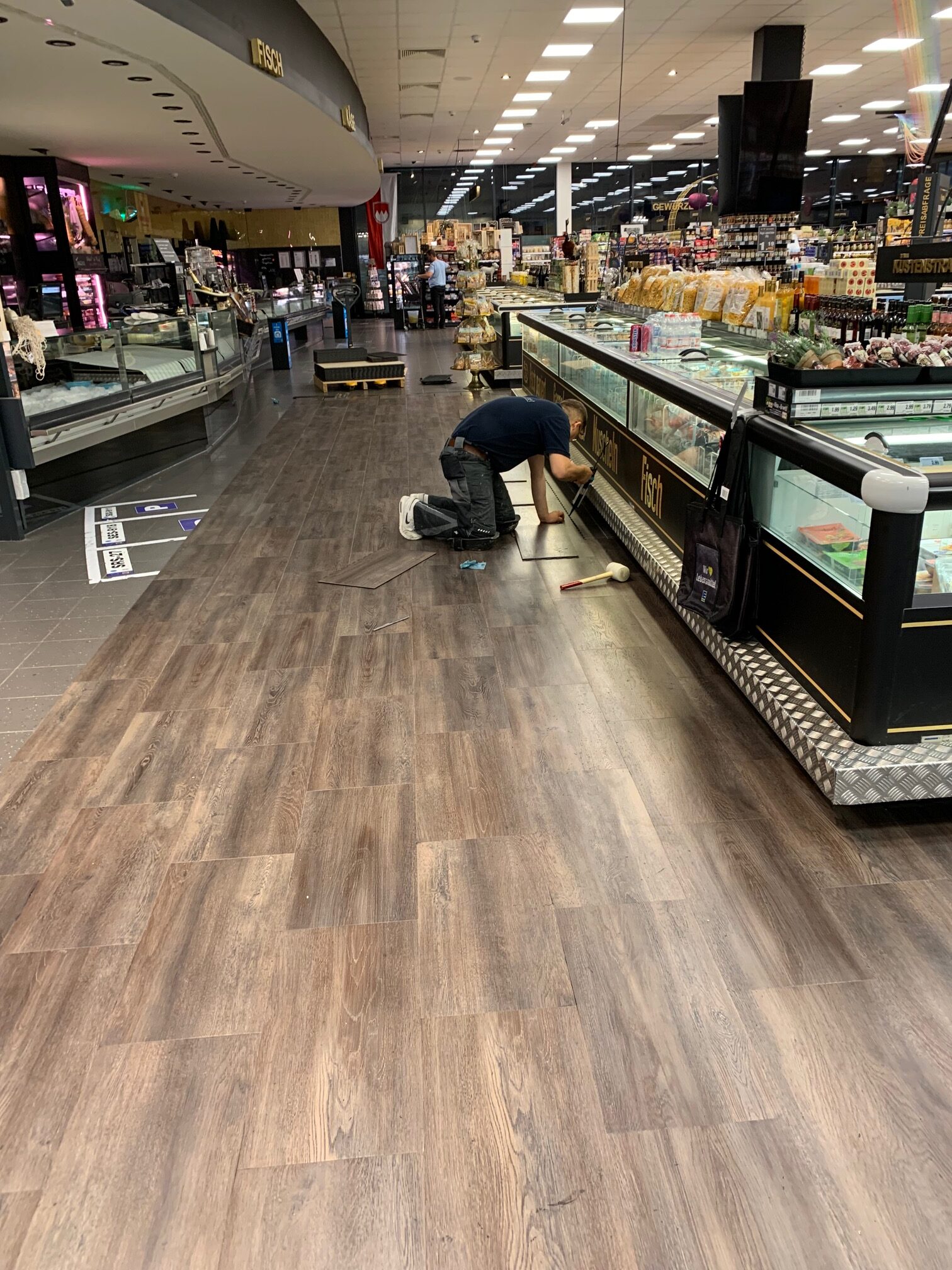 Edeka-Filiale mit Biteo Designfloor im Eingangsbereich