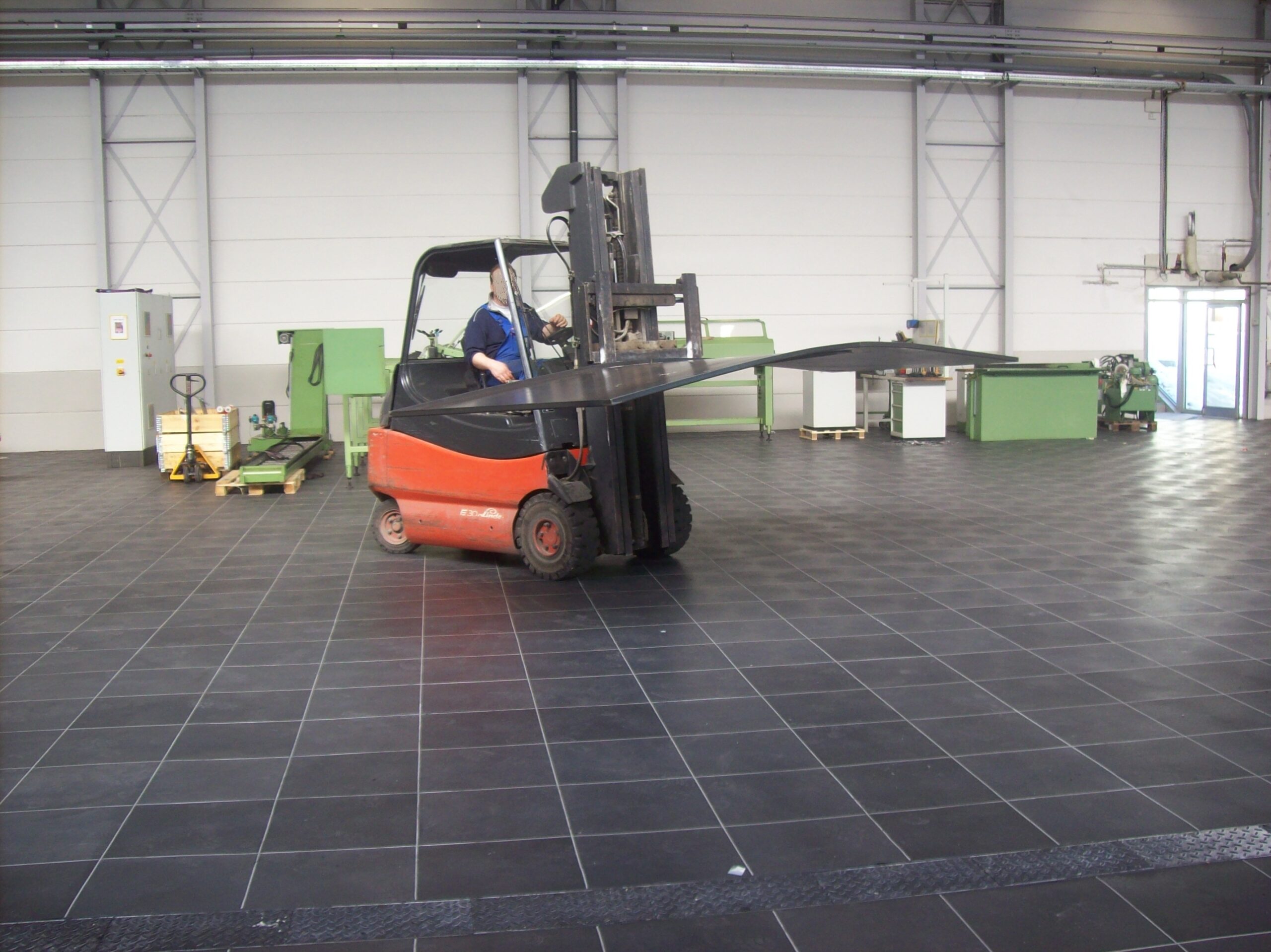 Ibotac Step in einem Industrielager mit Gabelstapler